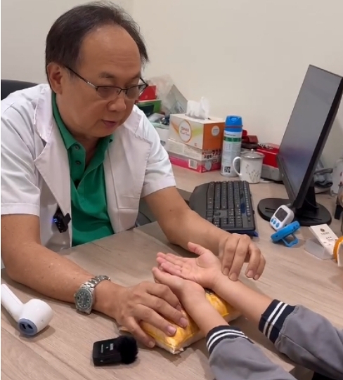 痤疮痘印怎么办？新加坡贡方堂TCM丘保润一方迅速奏效！