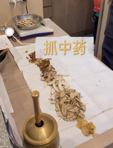  腰椎间盆突出中医怎么治疗？新加坡贡方堂TCM丘保润一方化解！