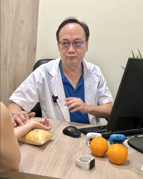  腱鞘炎手指疼怎么办？新加坡贡方堂TCM丘保润一方很管用！