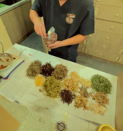 颈椎病疼痛怎么办？新加坡贡方堂TCM中医丘保润一方药简力专！
