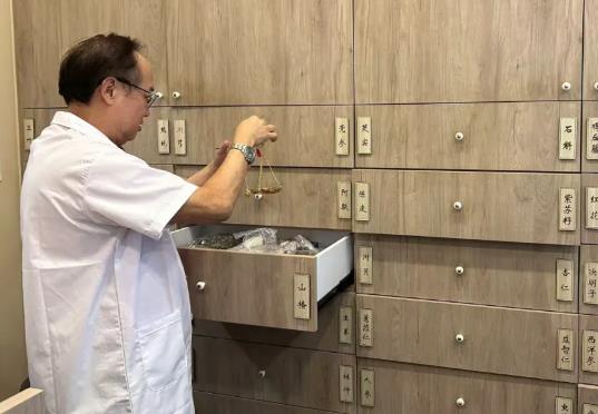 关节咔咔响怎么办？新加坡贡方堂TCM丘保润一方轻松化解！