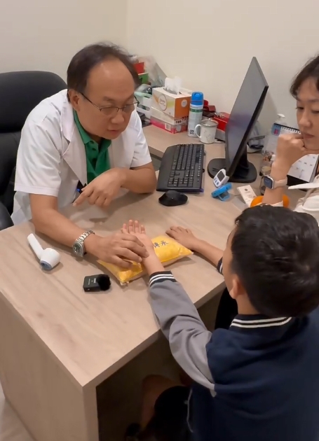 小孩新冠发烧怎么办？新加坡贡方堂中医丘保润一方安全退烧！