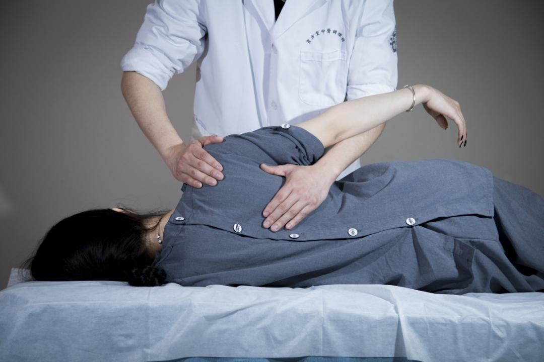 What to Do About Back Pain from Prolonged Sitting? Singapore Gongfangtang TCM's Dr. Qiu Baorun Uses Type-Based Treatment!