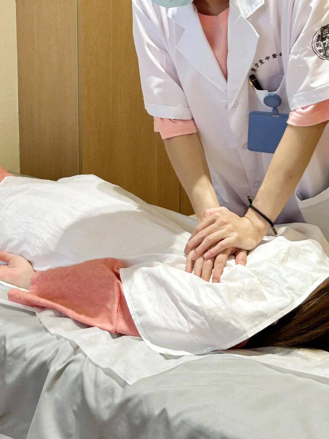 What to Do About Back Pain from Prolonged Sitting? Singapore Gongfangtang TCM's Dr. Qiu Baorun Uses Type-Based Treatment!