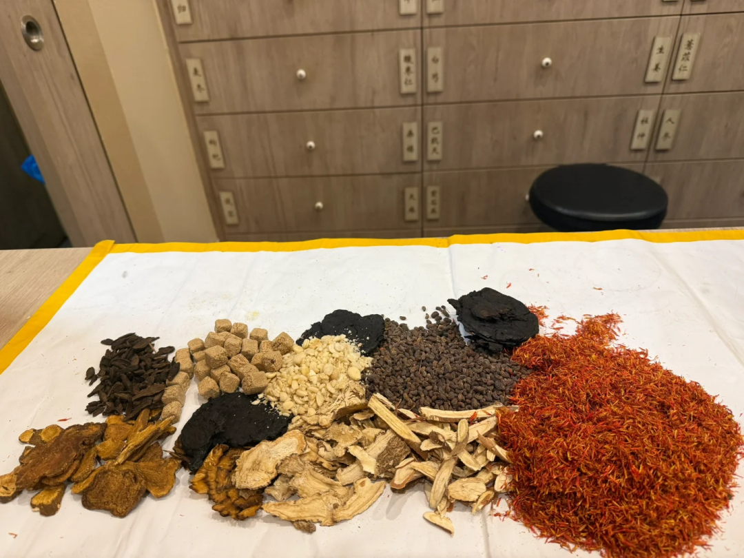 腰椎间盘突出怎么办？新加坡贡方堂中医丘保润一方一针破解腰突！