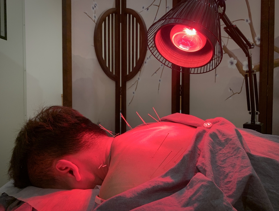Neck Discomfort, Dizziness, Hand Numbness?Singapore Gong Fang Tang’s Dr. Khoo Poowin tackles it with a two-pronged approach!