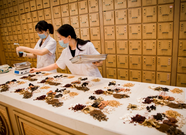 湿气重导致便秘头发油腻怎么办？新加坡贡方堂TCM丘保润从根源解决！