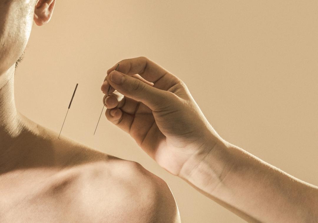 肩周炎发作抬手困难怎么办？新加坡贡方堂TCM丘保润多管齐下！