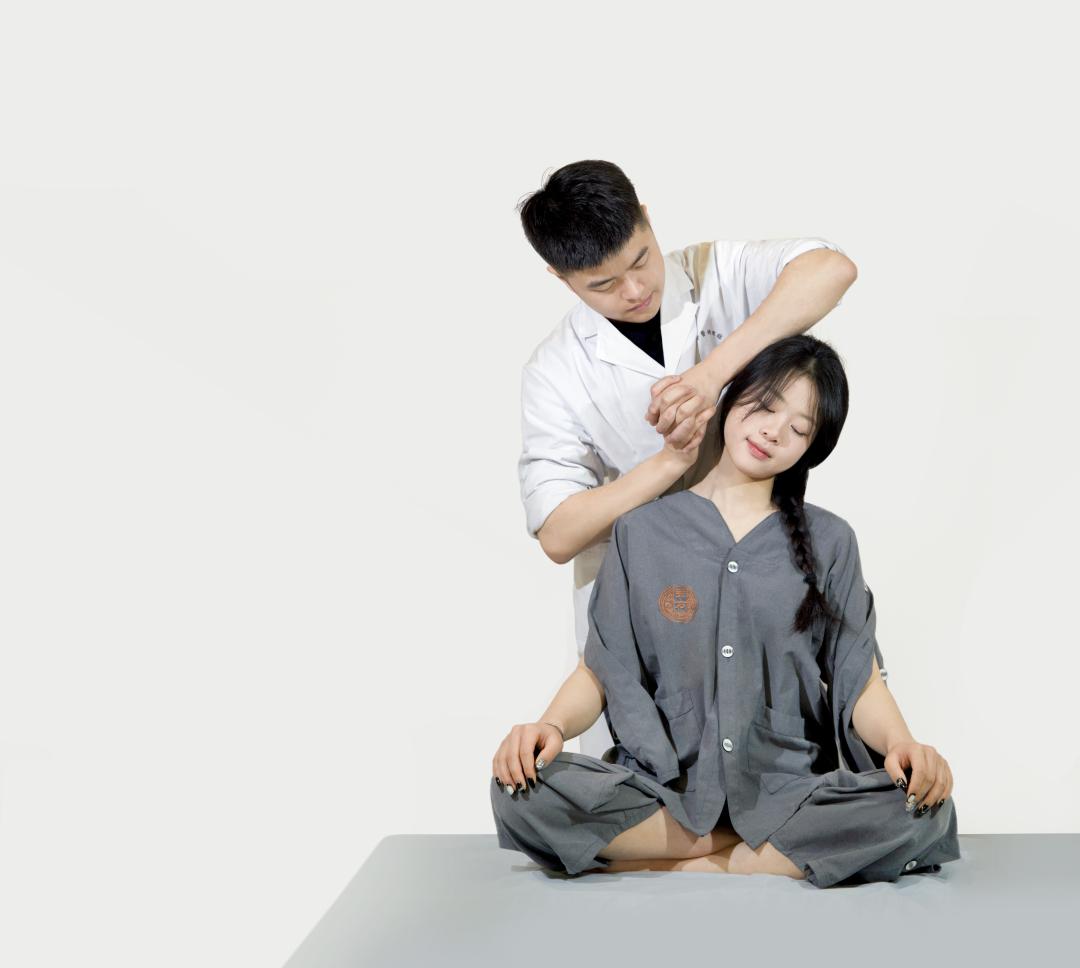 颈椎病导致头晕手麻该怎么办？新加坡贡方堂TCM丘保润一方通经络！