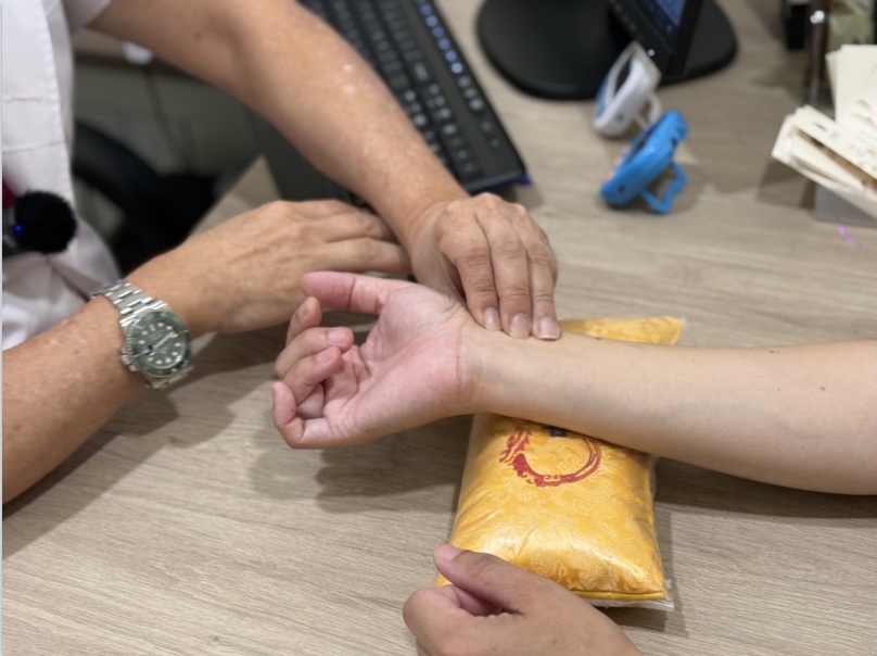 脂溢性脱发导致“地中海”发型怎么办？新加坡贡方堂TCM丘保润妙方防脱固发！