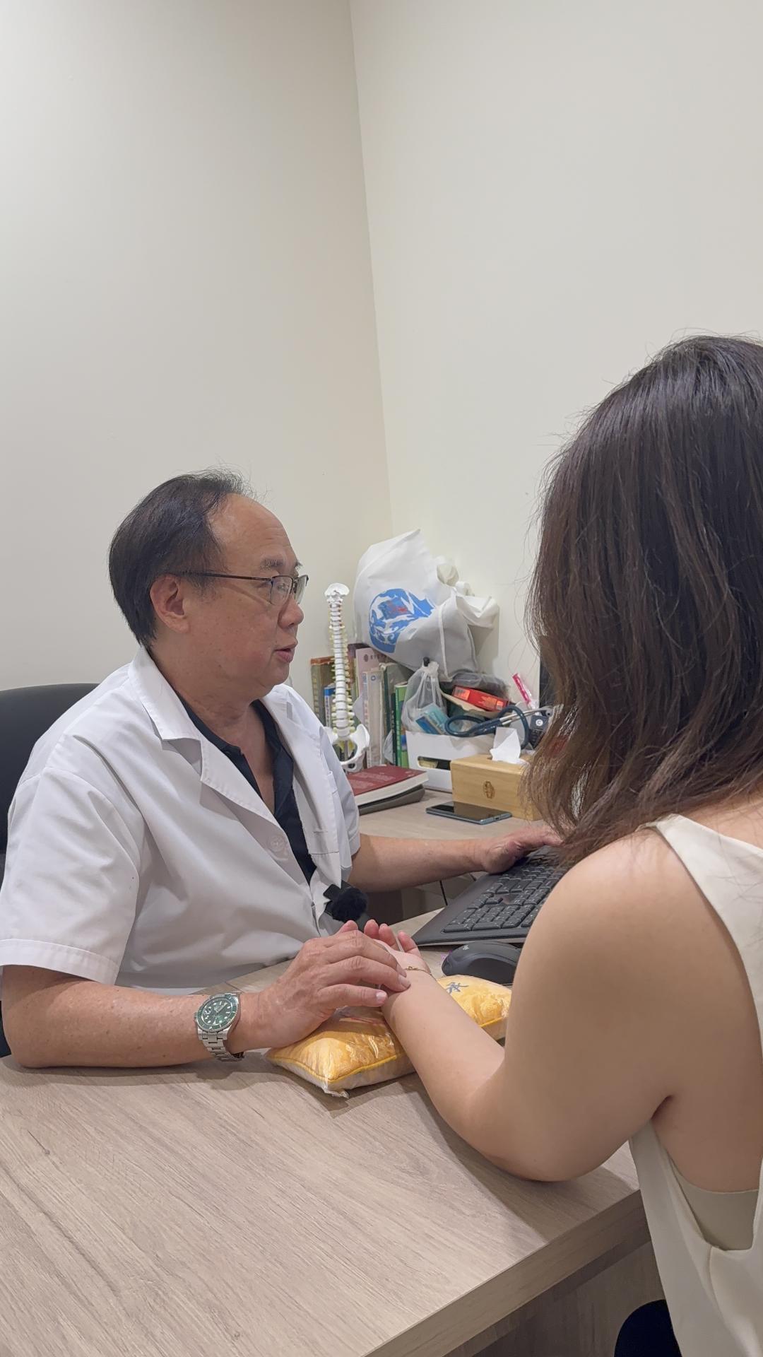 一吃海鲜和辛辣的就湿疹发作怎么办？新加坡贡方堂TCM丘保润根治有妙方！