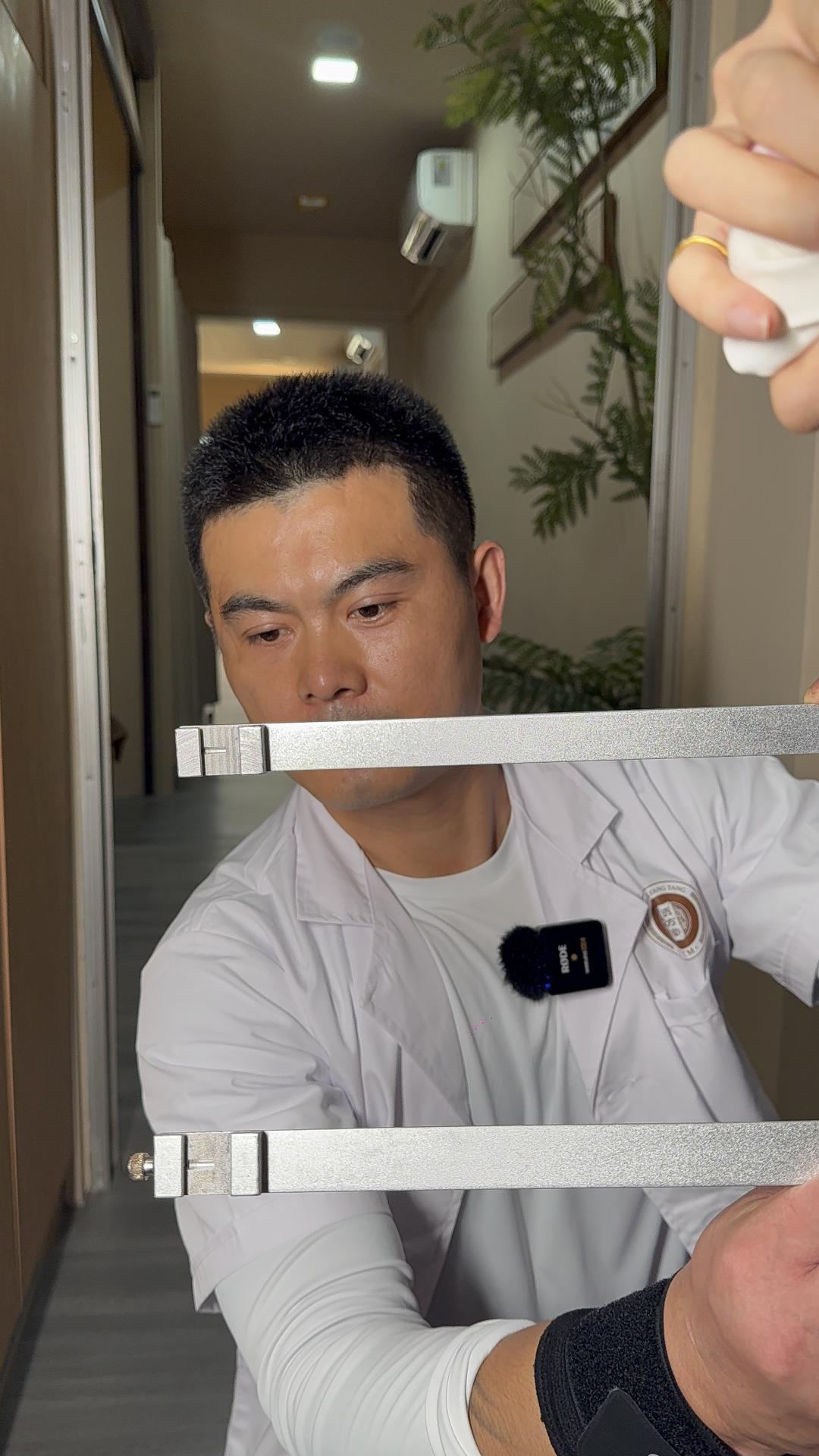 医案｜康复师郁赛徒手骨雕实录：3分钟改善骨盆前倾与假胯宽，体态瞬间挺拔！