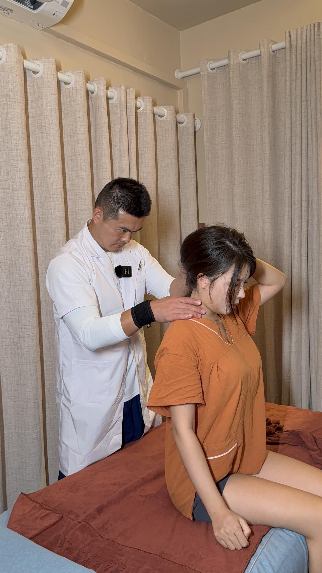 医案|贡方堂正骨师郁赛徒手调理肩膀内扣,1次见效,体态矫正惊艳全场! 医案|贡方堂正骨师郁赛徒手调理肩膀内扣,1次见效,体态矫正惊艳全场!