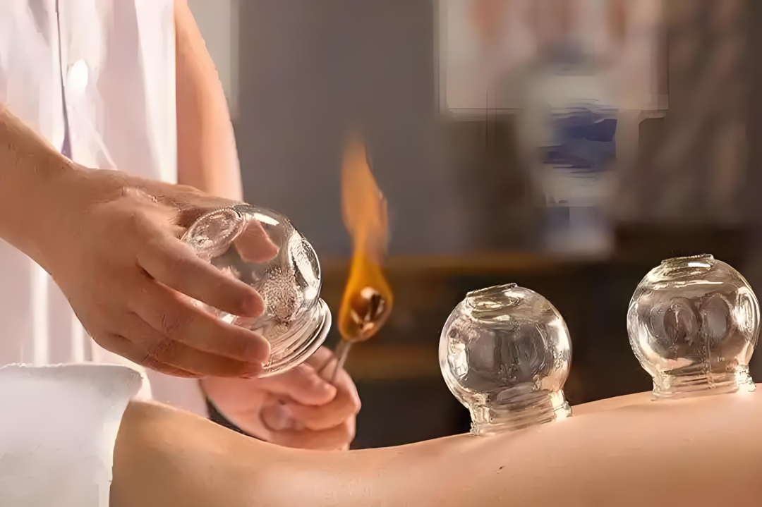 腰肌劳损起身弯腰困难怎么办？新加坡贡方堂TCM丘保润多管齐下强腰健骨！