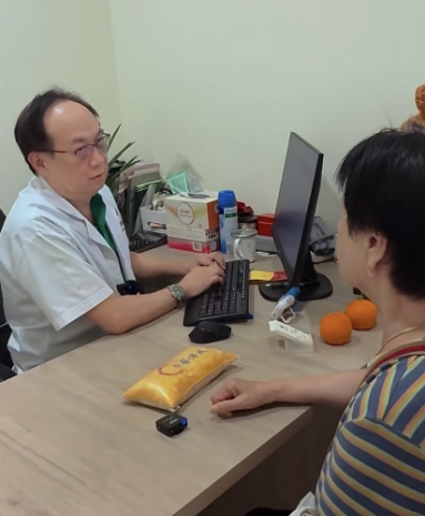 新加坡中医治疗风湿性关节炎，贡方堂TCM丘保润一方清湿热止痛快！