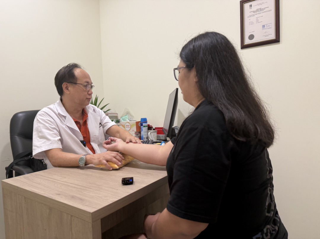 女性产后耻骨痛伴腰酸乏力怎么办？新加坡贡方堂TCM丘保润内调外治通痹止痛！