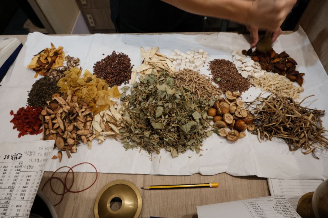 【医案】脂溢性脱发怎么治最有效？新加坡贡方堂TCM皮肤科中医丘保润内调外治防脱固发！