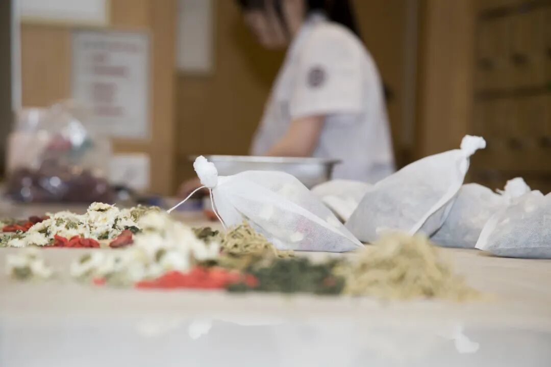 肠道求救信号：便秘、便血、口臭，新加坡贡方堂TCM丘保润提醒您肠道问题要重视！