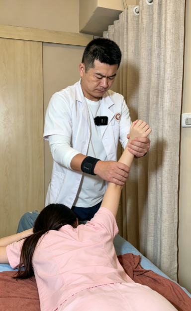 颈椎痛肩膀痛后背痛怎么办?贡方堂TCM整骨师郁赛三步调回轻松 颈椎痛肩膀痛后背痛怎么办?贡方堂TCM整骨师郁赛三步调回轻松