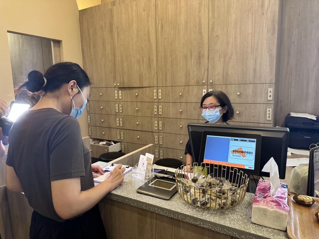 月经前头疼、乳房胀痛怎么办?新加坡贡方堂TCM老中医一方让你经期不难受 月经前头疼、乳房胀痛怎么办?新加坡贡方堂TCM老中医一方让你经期不难受