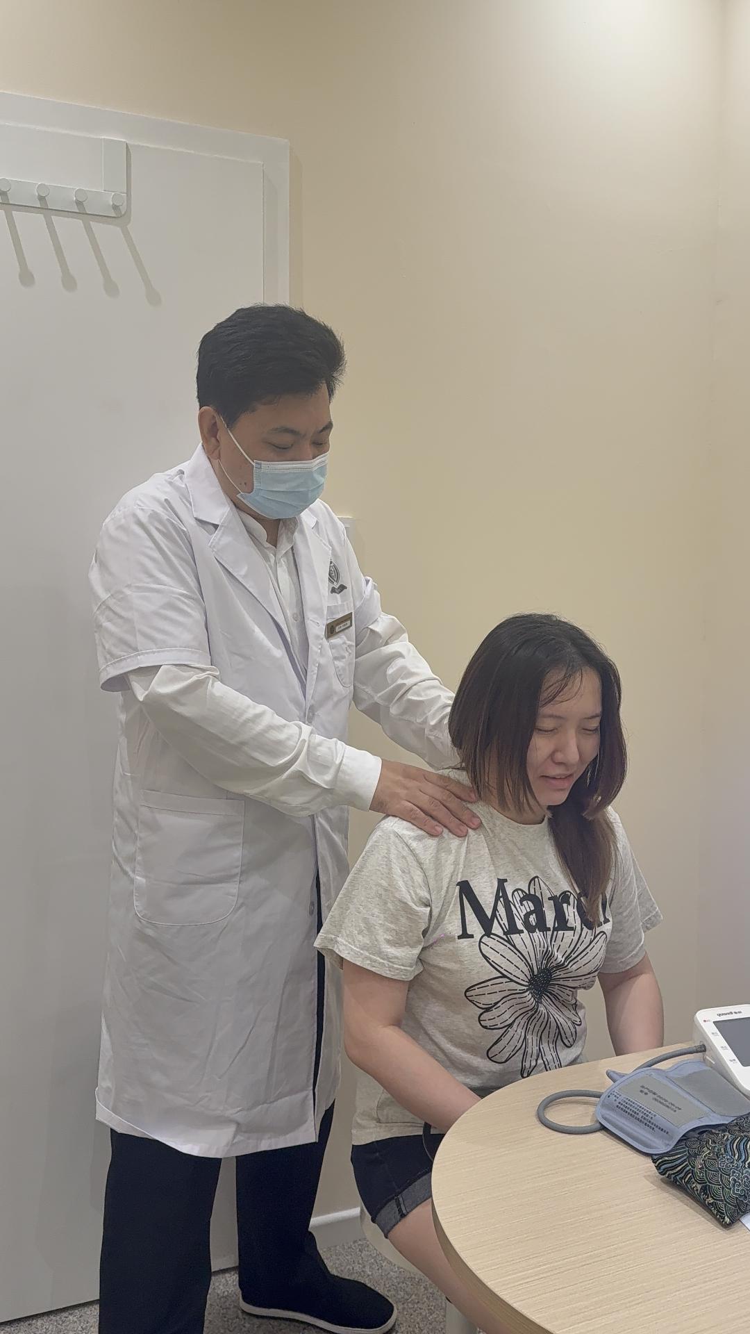 肩颈越按越疼什么原因？新加坡牛车水贡方堂TCM中医王涛针灸帮你快速缓解！